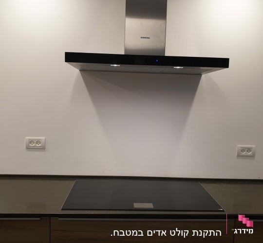 כיריים חשמליות ומנדף במטבח מודרני